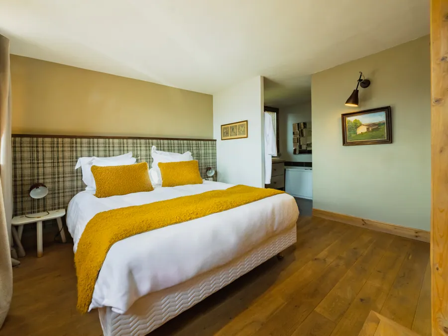 Une chambre aux tons chauds