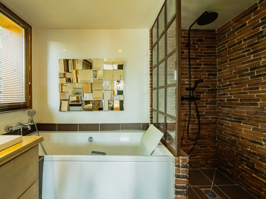 La baignoire et les matières de la salle de bain