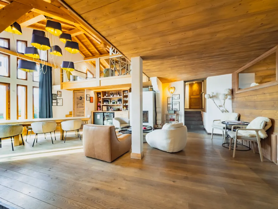 La pièce de vie de Courbaton entre table commune et salon