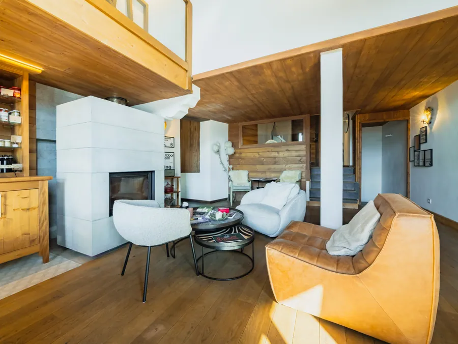 La cheminée et les fauteuils baignés de lumière