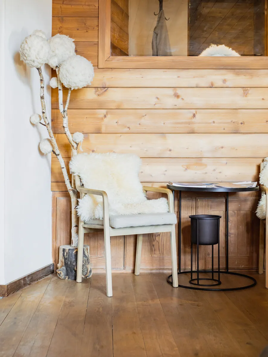 Une assise et des fleurs séchées contre le bois clair