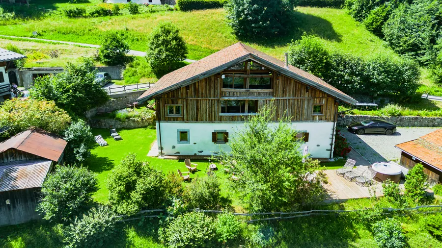 La façade et le jardin vus depuis les airs