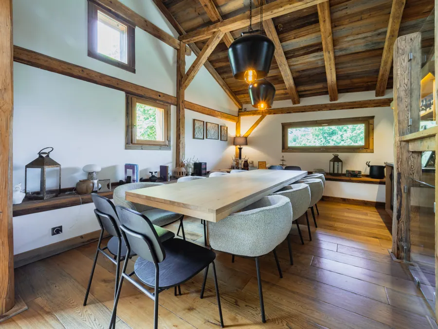 La grande table dans les espaces partagés