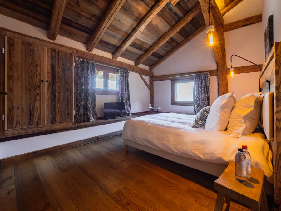 Une chambre sous la charpente en bois