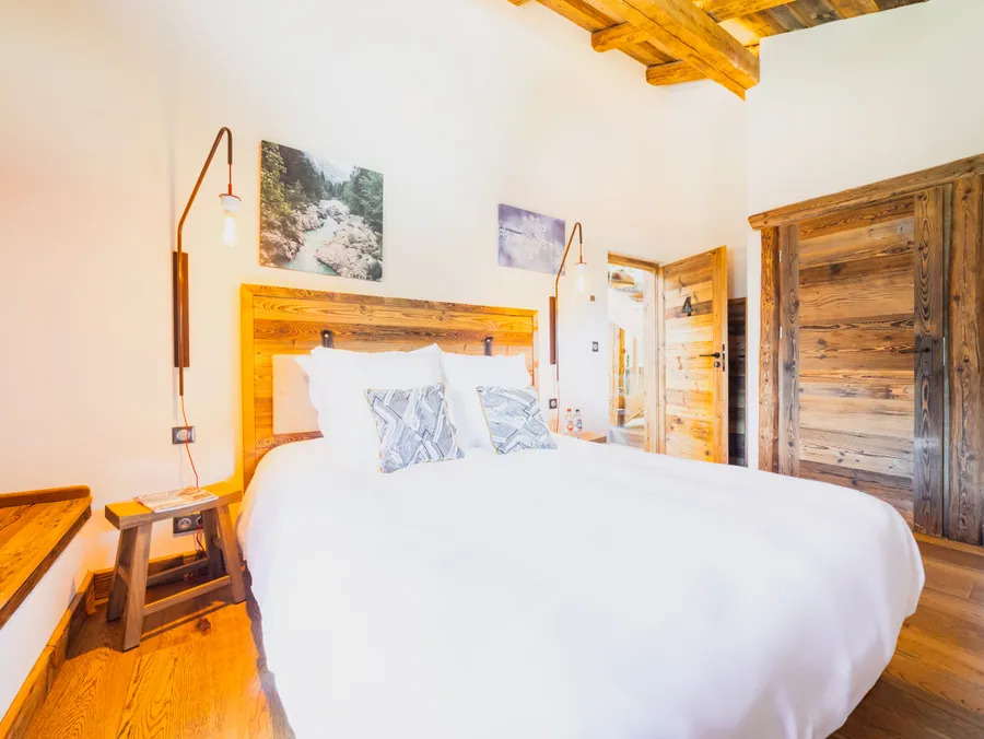 Une chambre lumineuse de la maison