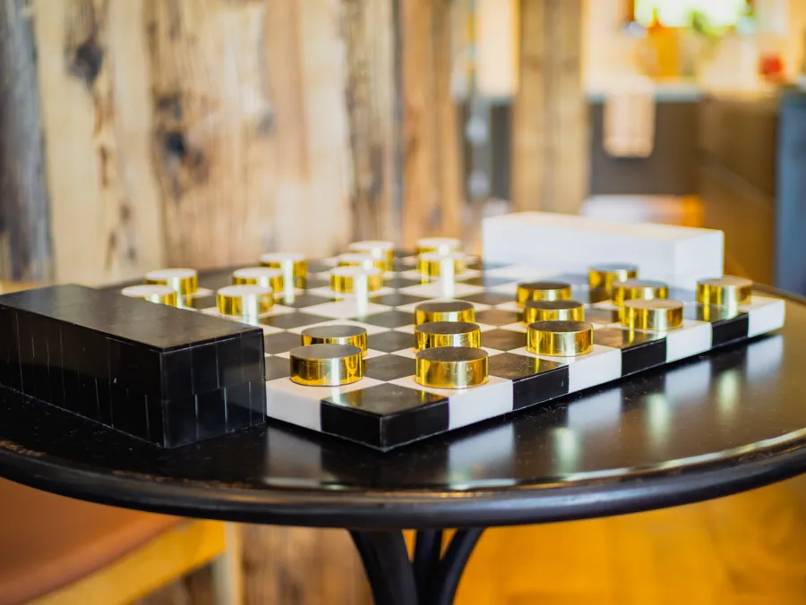 Un jeu disposé sur une table du salon
