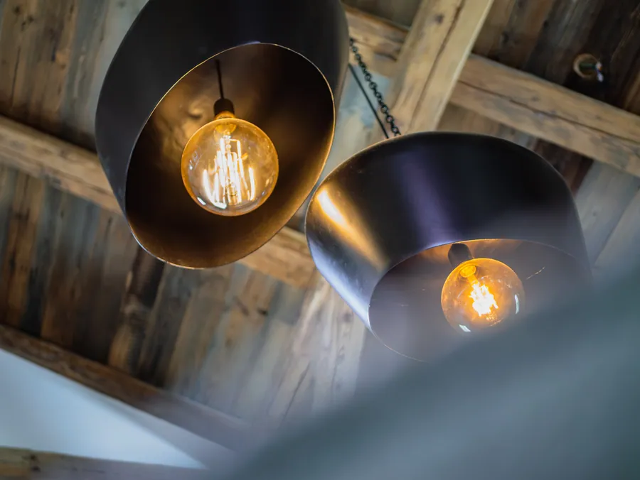Les luminaires suspendus sous la charpente