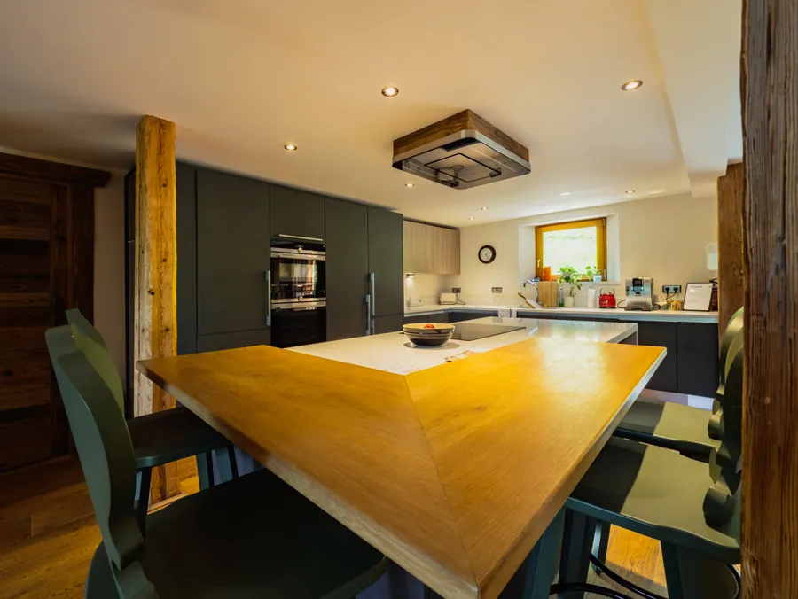 La cuisine et sa grande table dans la maison de Saint-Gervais