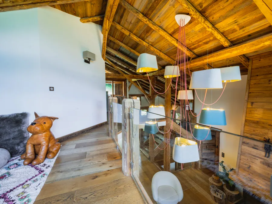 Un coin détente et ses luminaires sous les combles