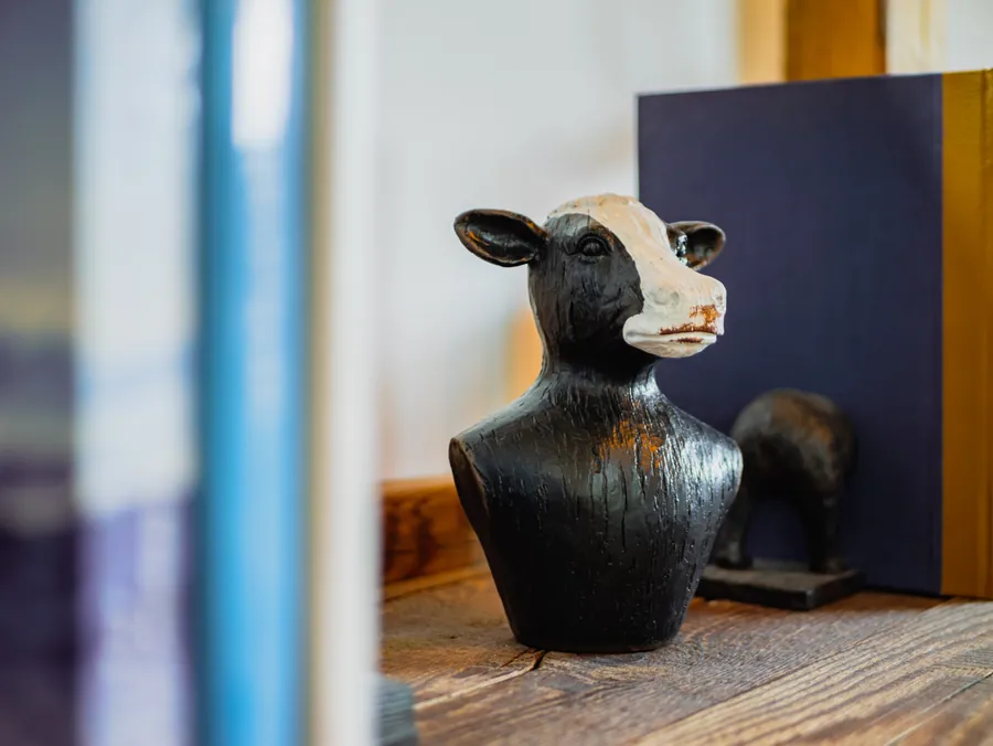 Une sculpture de vache dans les détails du décor