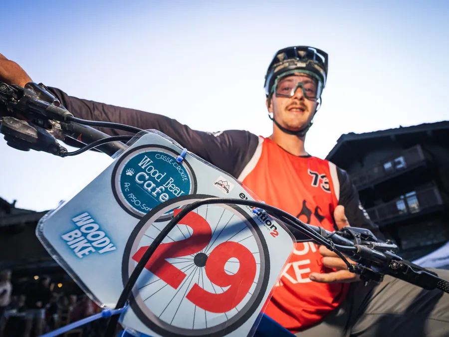 Portrait d’un rider avec sa plaque de course