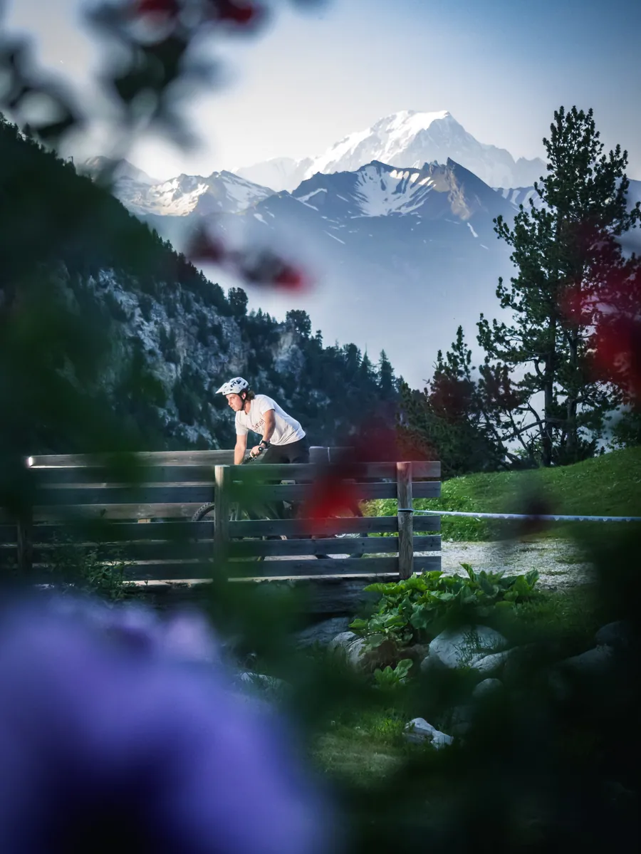 Un rider traverse le village face à la montagne