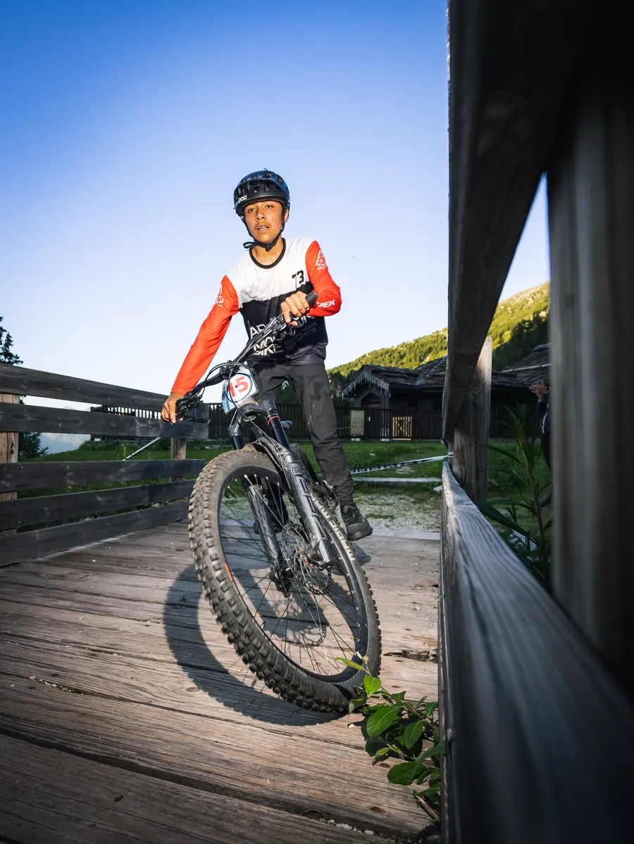 Une participante sur la passerelle en bois